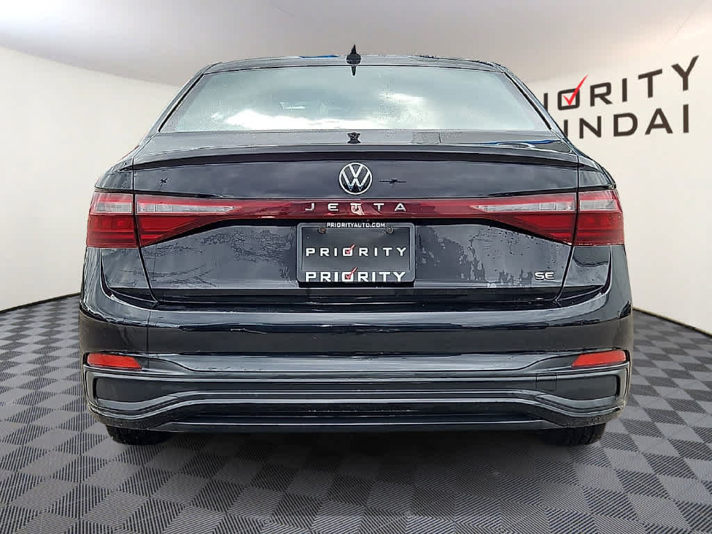 Used 2025 Volkswagen Jetta SE FWD image 5