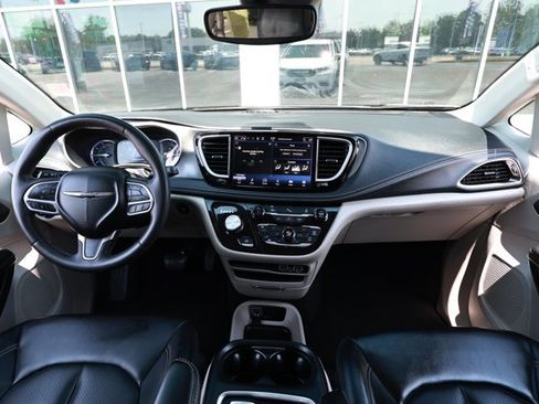 Used 2023 Chrysler Pacifica Touring-L FWD image 32