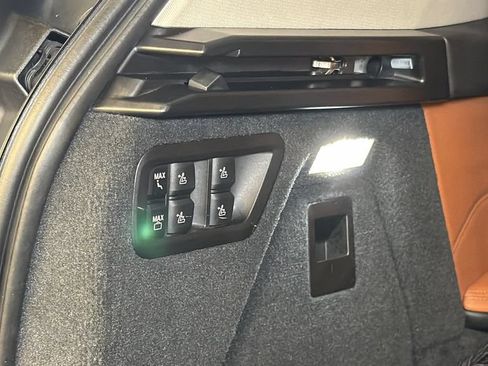 Used 2021 BMW X7 xDrive40i w/ Parking Assistance Package AWD/4WD image 18
