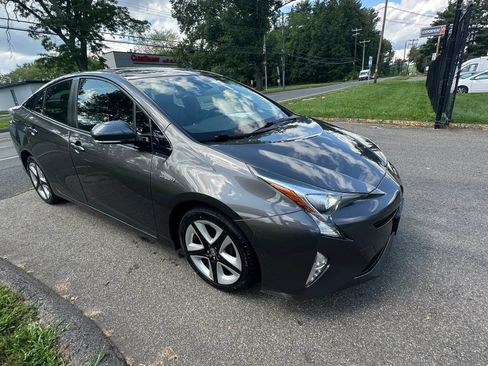 Used 2017 Toyota Prius Three Touring FWD image 3