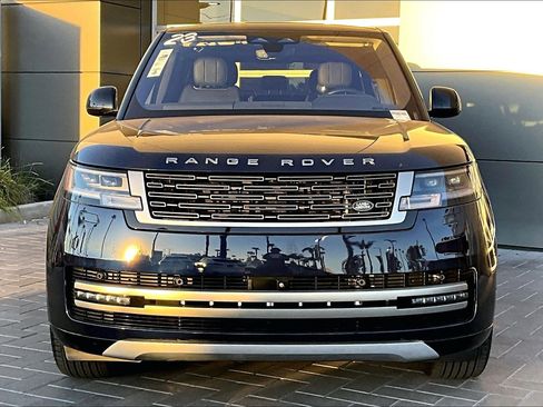 Used 2023 Land Rover Range Rover Long Wheelbase SE image 2