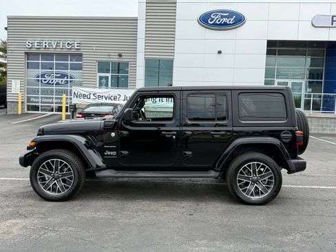 Used 2023 Jeep Wrangler Unlimited Sahara w/ Cold Weather Group AWD/4WD image 4