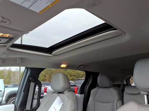 Used 2025 Toyota Sienna XLE image 15
