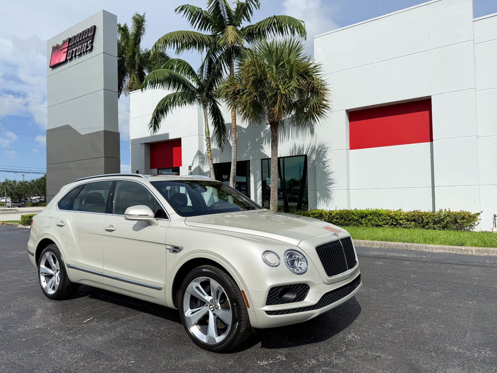 Used 2019 Bentley Bentayga AWD/4WD image 1