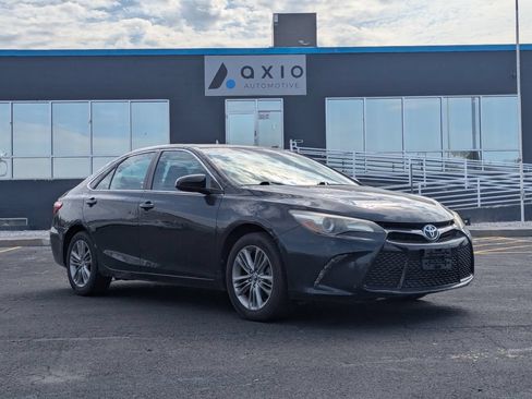 Used 2017 Toyota Camry SE w/ Moonroof Package FWD image 1