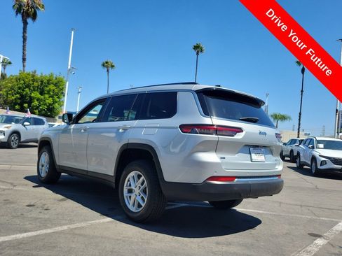 Used 2023 Jeep Grand Cherokee L Laredo RWD image 2
