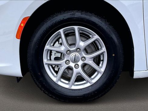 Used 2024 Chrysler Pacifica Touring-L image 8