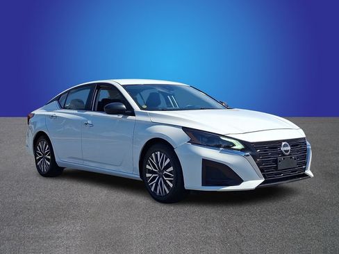 Used 2025 Nissan Altima 2.5 SV FWD image 3