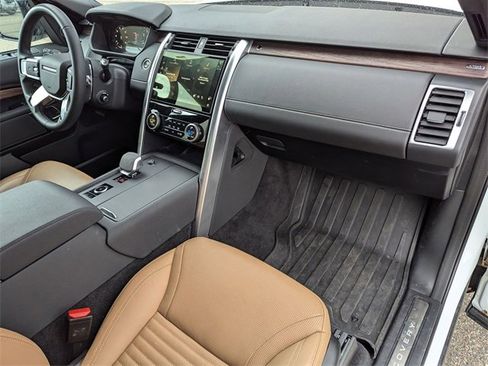 Certified 2024 Land Rover Discovery Dynamic SE image 19