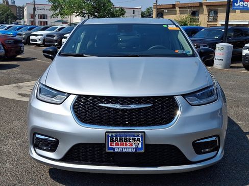 Used 2024 Chrysler Pacifica Touring-L FWD image 2