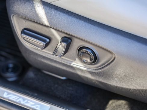 Used 2024 Toyota Venza Limited image 12