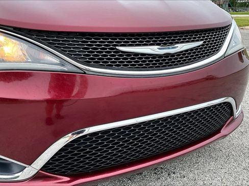 Used 2017 Chrysler Pacifica Touring-L w/ Tire & Wheel Group FWD image 28