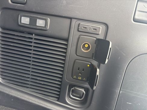 Used 2025 Ford Expedition Active image 34