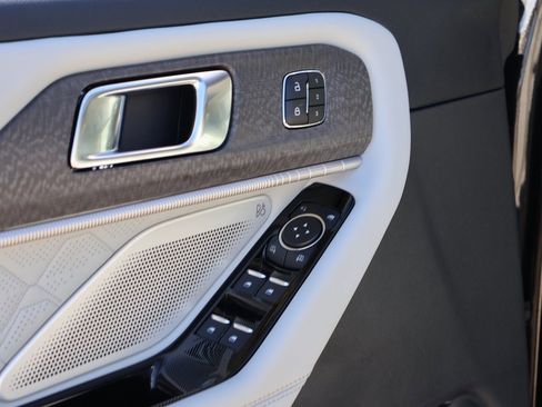 Certified 2025 Ford Explorer Platinum w/ LUX Leather Package image 23