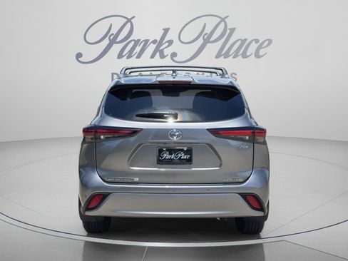 Used 2025 Toyota Highlander Limited AWD/4WD image 4
