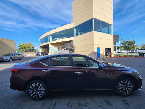 Used 2024 Nissan Altima 2.5 SV FWD image 8