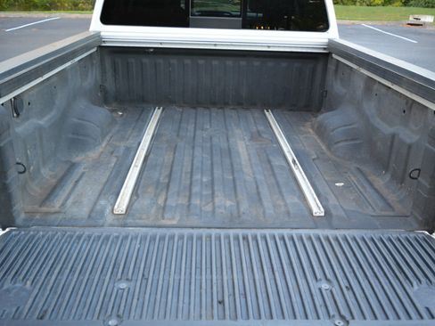 Used 2017 Nissan Titan SL image 9