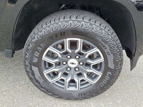 Used 2024 Chevrolet Colorado Z71 w/ Z71 Convenience Package 2 image 8