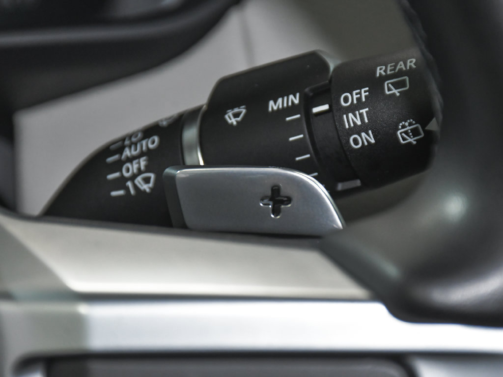 Used 2024 Land Rover Discovery Dynamic SE AWD/4WD image 35