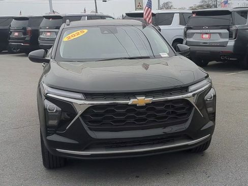 Used 2025 Chevrolet Trax LT w/ Driver Confidence Package image 3