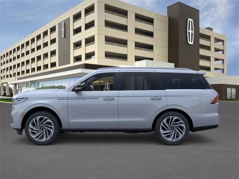 New 2025 Lincoln Navigator Reserve image 3