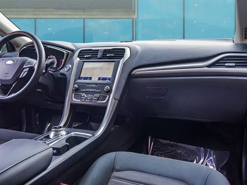 Used 2020 Ford Fusion SE FWD image 19