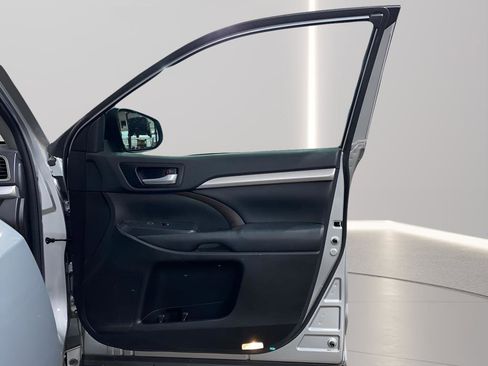 Used 2017 Toyota Highlander XLE image 12