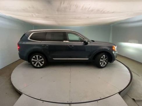 Used 2022 Kia Telluride EX w/ EX Premium Package FWD image 3