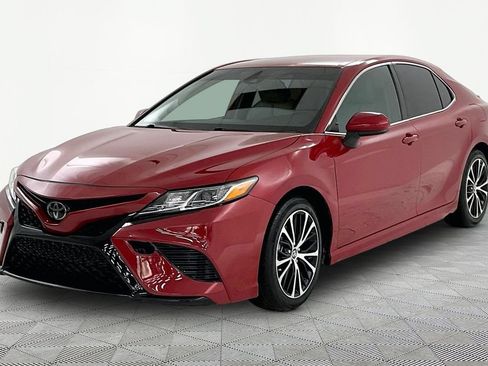Used 2020 Toyota Camry SE FWD image 3