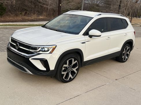 Certified 2022 Volkswagen Taos SEL image 5