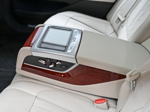 Used 2022 BMW ALPINA B7 xDrive w/ Luxury Rear Seating Package image 35