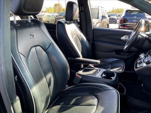 Used 2018 Chrysler Pacifica Limited w/ S Appearance Package image 32