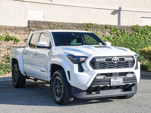 Used 2024 Toyota Tacoma TRD Sport w/ TRD Sport Premium Package AWD/4WD image 3