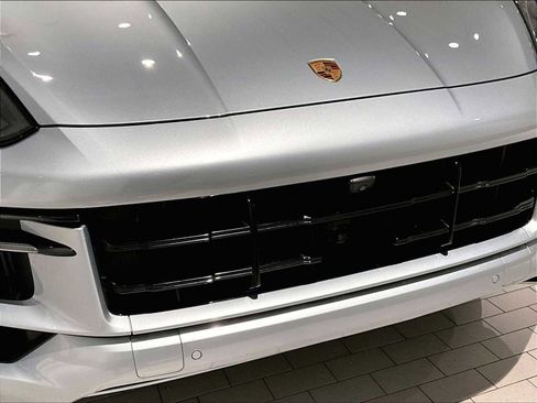 Used 2025 Porsche Cayenne GTS image 33