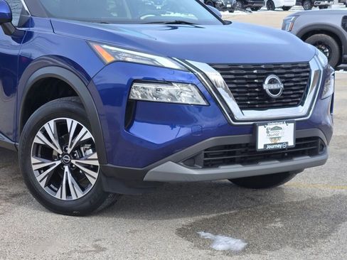 Used 2023 Nissan Rogue SV image 2