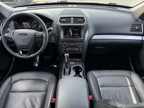 Used 2017 Ford Explorer XLT w/ Equipment Group 202A AWD/4WD image 13