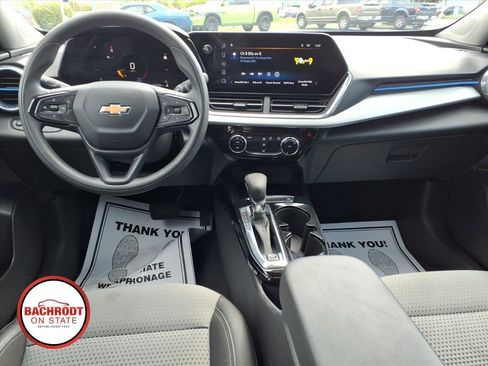 Used 2025 Chevrolet Trax LT FWD image 9