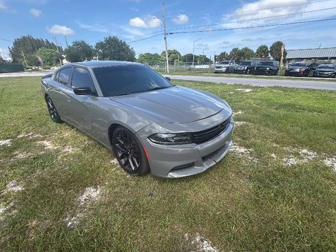 Used 2019 Dodge Charger SXT w/ Blacktop Package RWD image 8