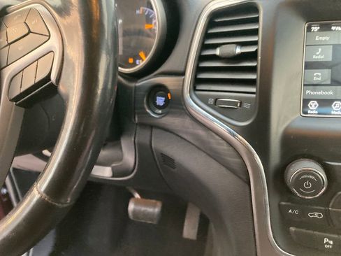 Used 2020 Jeep Grand Cherokee Laredo image 21