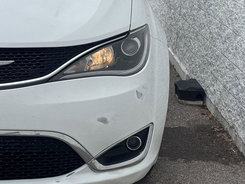 Used 2020 Chrysler Pacifica Touring-L image 6