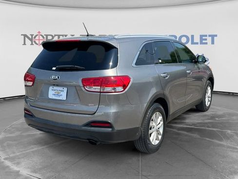 Used 2017 Kia Sorento FWD image 3
