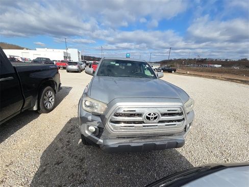 Used 2017 Toyota Tacoma Limited image 2