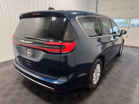 Used 2023 Chrysler Pacifica Touring-L FWD image 3