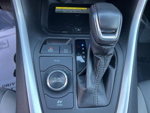 Used 2021 Toyota RAV4 XLE Premium image 31
