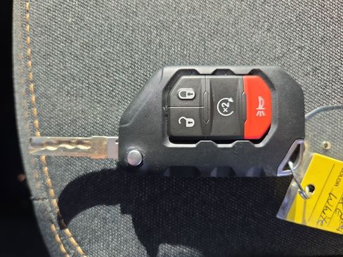 Used 2025 Jeep Wrangler Unlimited Sahara AWD/4WD image 32