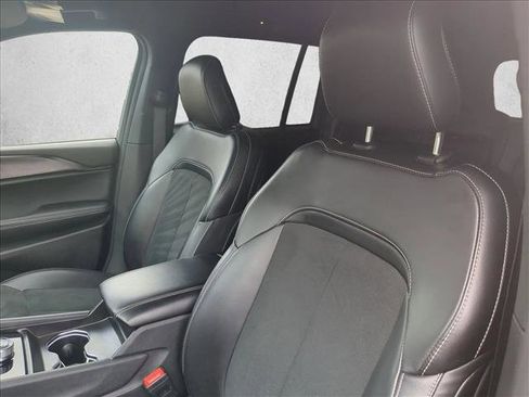 Certified 2025 Jeep Grand Cherokee Altitude AWD/4WD image 16