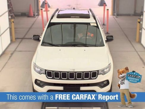 Used 2025 Jeep Compass Latitude w/ Sun & Sound Group AWD/4WD image 2