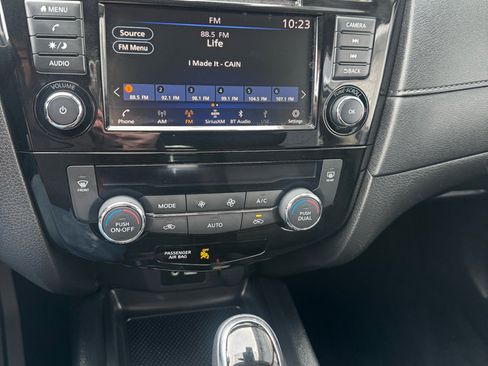 Used 2019 Nissan Rogue SV image 14