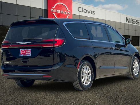 Used 2024 Chrysler Pacifica Touring-L FWD image 3