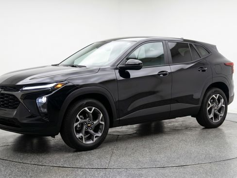 Used 2025 Chevrolet Trax LT w/ LT Convenience Package FWD image 3